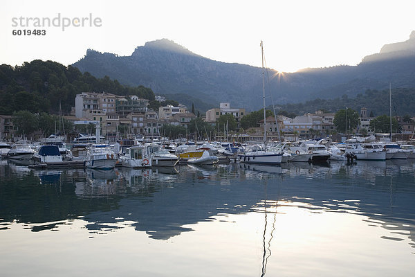 Blick über den Hafen bei Sonnenaufgang  Port de Soller  Mallorca  Balearen  Spanien  Mediterranean  Europa