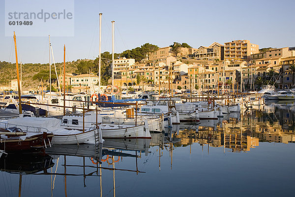 Blick über den Hafen bei Sonnenaufgang  Port de Soller  Mallorca  Balearen  Spanien  Mediterranean  Europa