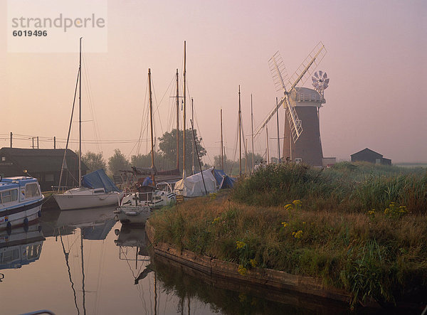 Horsey Wind Pump und Boote vertäut auf den Norfolk Broads im Morgengrauen  Norfolk  England  Vereinigtes Königreich  Europa