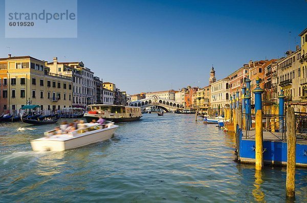 Rialto Brücke über den Canal Grande  Venedig  UNESCO World Heritage Site  Veneto  Italien  Europa