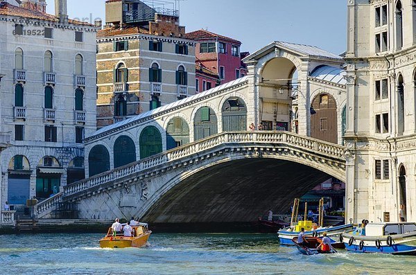 Rialto Brücke über den Canal Grande  Venedig  UNESCO World Heritage Site  Veneto  Italien  Europa