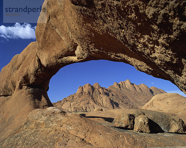 Natürlichen Bogen  Spitzkoppe  1728m  zwischen Windhoek und Shakapmund  Damaraland  Namibia  Afrika