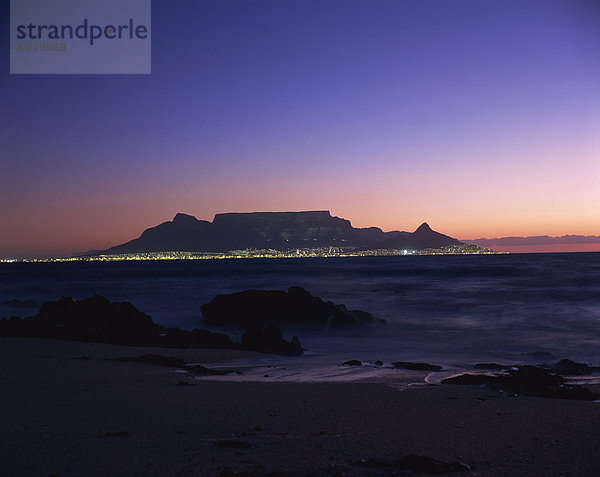 Tabelle Berg bei Dämmerung  Kapstadt  Südafrika  Afrika