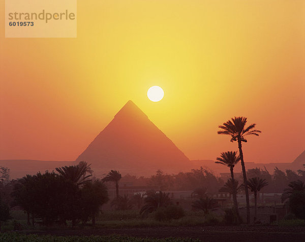 Pyramide silhouetted bei Sonnenuntergang  Giza  UNESCO Weltkulturerbe  Kairo  Ägypten  Nordafrika  Afrika