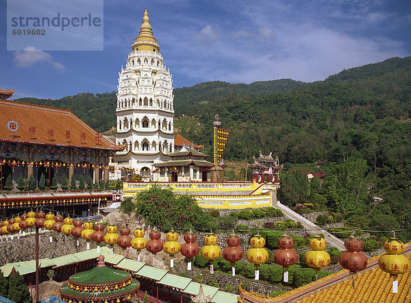 Laternen und Pagode bei der Kek Lok Si-Tempel in Penang  Malaysia  Südostasien  Asien