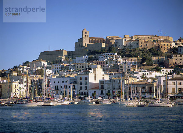 hinter Hafen Europa Gebäude Stadt Boot Kirche Balearen Balearische Inseln Ibiza Spanien