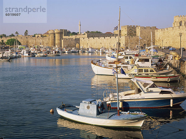 Vertäuten Fischerbooten und der Hafenpromenade Befestigungsanlagen in der Altstadt  Rhodos Stadt  Rhodos  Dodekanes Inseln  griechische Inseln  Griechenland  Europa