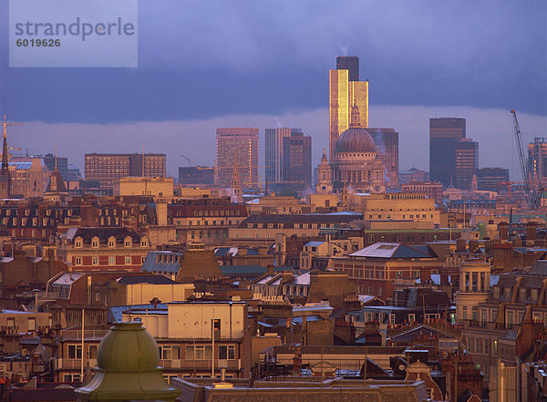 Skyline der Stadt  einschließlich Saint Paul's Cathedral und der NatWest Tower in der Abenddämmerung  London  England  Vereinigtes Königreich  Europa