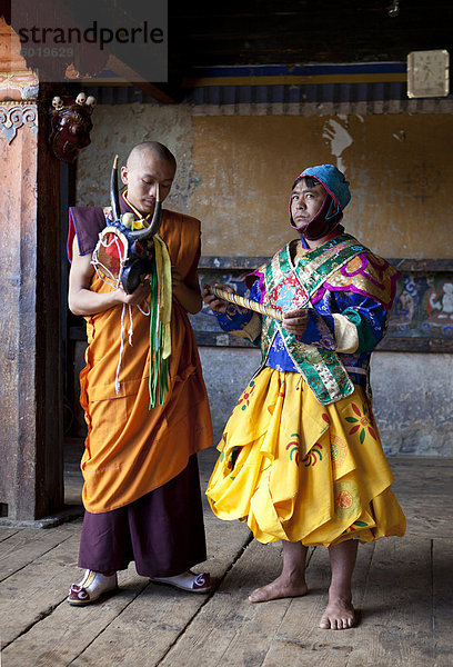 Buddhistischer Mönch im bunten Kostüm warten zur Teilnahme an traditionellen Tanz an der Tamshing Phala Choepa Tsechu nahe Jakar  Bumthang  Bhutan  Asien