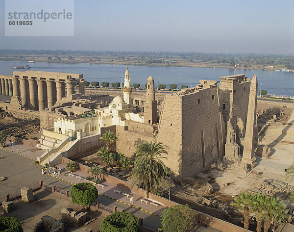 Luftaufnahme über den Luxor-Tempel und der Abu el-Haggag-Moschee erbaut in der Mitte  oben von der neuen Moschee  Luxor  Theben  UNESCO-Weltkulturerbe  Ägypten  Nordafrika  Afrika