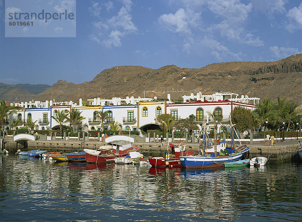 Bunte Fischerboote und Bauernhöfe im alten Hafen  Puerto de Morgan  Gran Canaria  Kanarische Inseln  Spanien  Atlantik  Europa