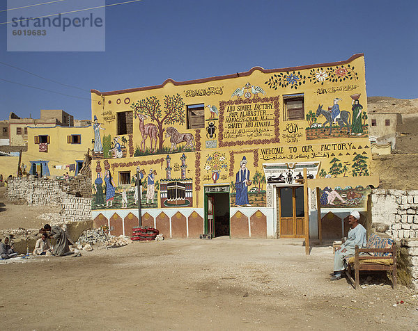 Hoch dekorierter Fassade der Fabrik Albaster Abu Simbel  Ägypten  Nordafrika  Afrika