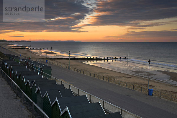 Einen spektakulären Sonnenaufgang über den Strandhütten am Strand von Bournemouth  Dorset  England  Vereinigtes Königreich  Europa