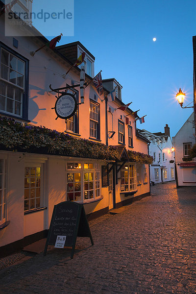 Nacht fällt über die gepflasterten Gassen von Lymington  Hampshire  England  Vereinigtes Königreich  Europa