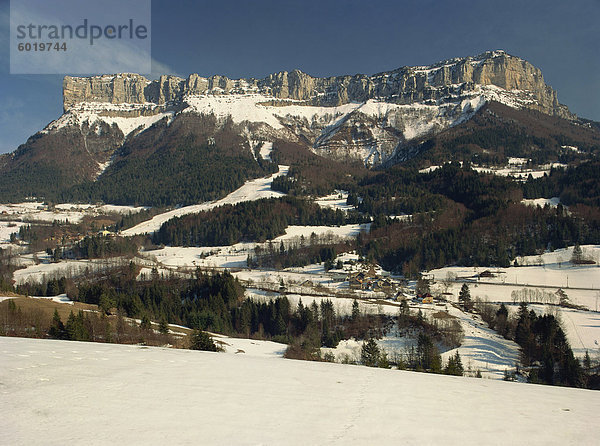 Winterlandschaft mit Schnee und Berge in der Chartreuse in der Nähe von Chambéry  Rhône-Alpes  französische Alpen  Frankreich  Europa