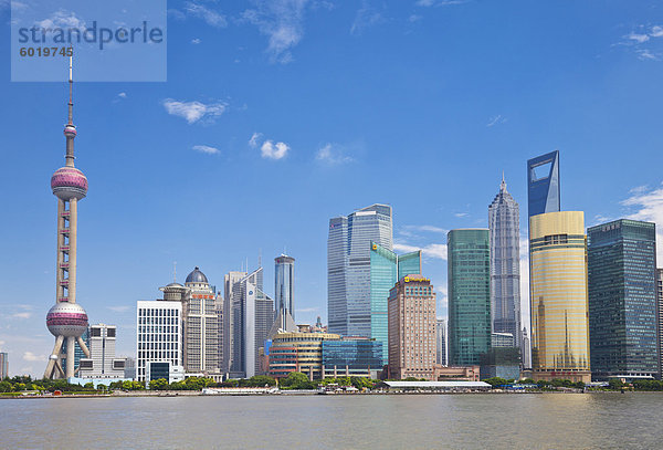 Skyline mit Oriental Pearl Tower und Pudong Wolkenkratzer  Shanghai  China  Asien