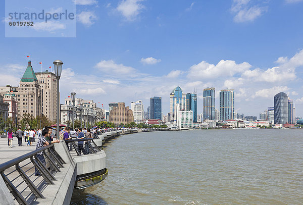 Der Bund koloniale Gebäude und Skyline  Fluss Huangpu  Shanghai  China  Asien