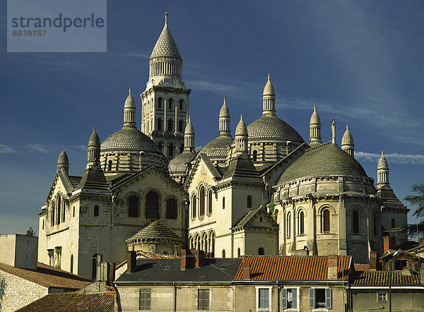 Kuppeln und Türme der christlichen Kathedrale auf die Skyline  Perigueux  in der Dordogne  Aquitaine  Frankreich  Europa