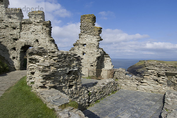 Reste einer mittelalterlichen Küsten Clifftop Burg  dem legendären Gelände des König Arthurs Camelot  Tintagel  Cornwall  England  Vereinigtes Königreich  Europa