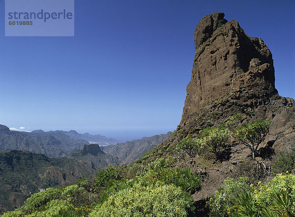 Roque Bentaiga  1412m und die Ansicht West in Richtung San Nicholas aus dem Fußweg  Roque Bentaiga  Tejeda  Gran Canaria  Kanarische Inseln  Spanien  Atlantik  Europa