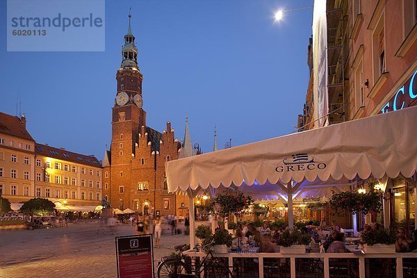 Rathaus in der Abenddämmerung  Marktplatz (Rynek)  Old Town  Wroclaw  Polen  Europa