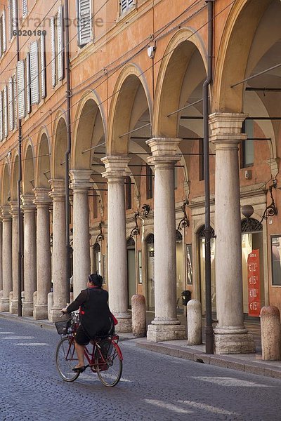 Arcade-Bögen und Radsportler  Modena  Emilia-Romagna  Italien  Europa