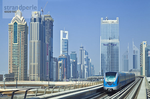 Sheikh Zayed Road Skyline der Hochhäuser und Wolkenkratzer und Metro Zug  Dubai City  Vereinigte Arabische Emirate  Naher Osten