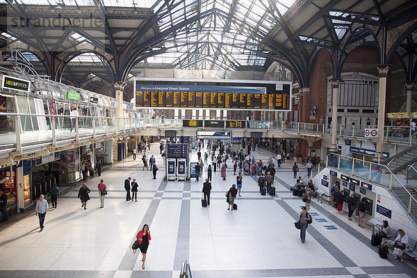 Haupthalle an der Liverpool Street Station mit Blick auf Bildschirm anzeigen  London  England  Vereinigtes Königreich  Europa