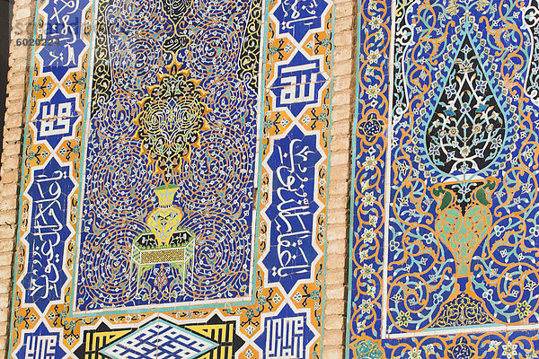 Detail der Kacheln auf der Freitagsmoschee oder Masjet-eJam  gebaut im Jahr 1200 durch die Ghorid Sultan Ghiyasyddin auf dem Gelände eines früheren 10. Jahrhundert Moschee  Herat  Provinz Herat  Afghanistan  Asien