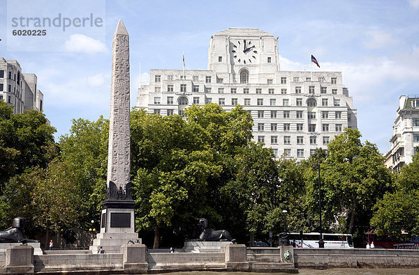 Der Kleopatra-Nadel mit Shell Mex Buillding im Hintergrund  London  England  Vereinigtes Königreich  Europa