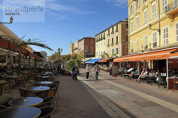 Cours Saleya-Markt und Restaurant-Bereich  Old Town  Nizza  Alpes Maritimes  Provence  Cote d ' Azur  Côte d ' Azur  Frankreich  Europa