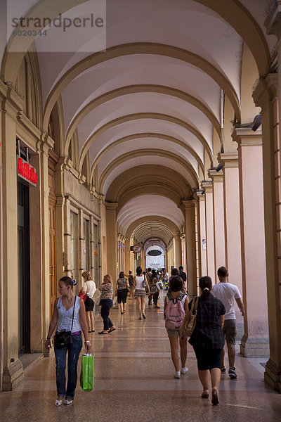 Arcadeand Geschäfte  Bologna  Emilia-Romagna  Italien  Europa