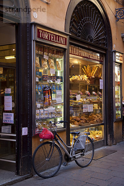 Back Street Bäcker Shop und Fahrrad  Bologna  Emilia-Romagna  Italien  Europa