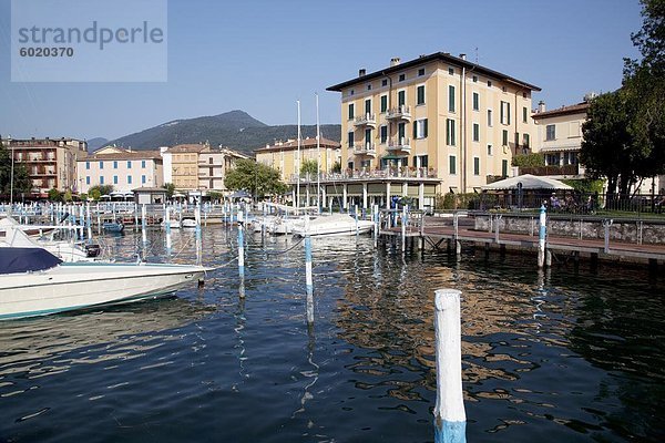Hafen und Boote  Iseo  Lago d ' Iseo  Lombardei  italienische Seen  Italien  Europa
