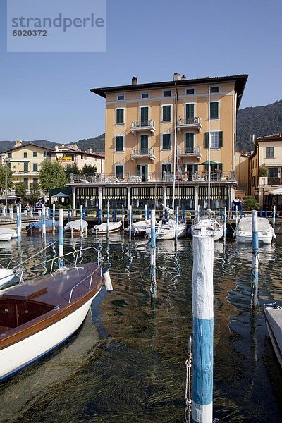 Hafen und Boote  Iseo  Lago d ' Iseo  Lombardei  italienische Seen  Italien  Europa