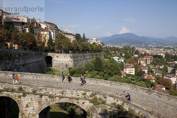 Ansicht der Unterstadt aus Oberstadt Wand  Bergamo  Lombardei  Italien  Europa