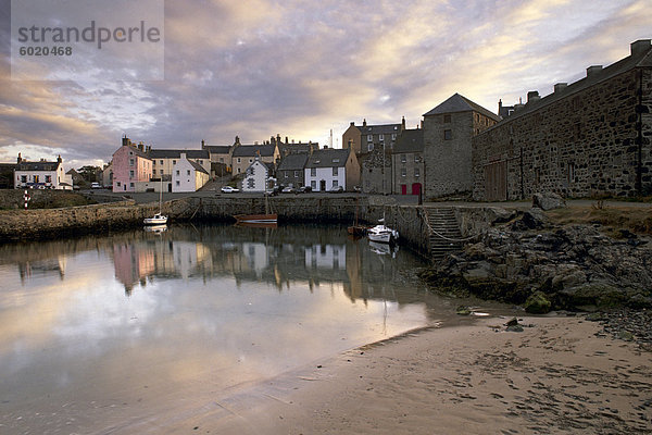 Alten Hafen aus dem 17. Jahrhundert  der Portsoy bei Sonnenuntergang  in der Nähe von Banff  Aberdeenshire  Schottland  Vereinigtes Königreich  Europa