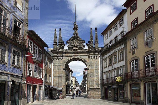Der Arco da Porta Nova  barocke Stadttor und Rua Diogo de Sousa  Braga  Minho  Portugal  Europa
