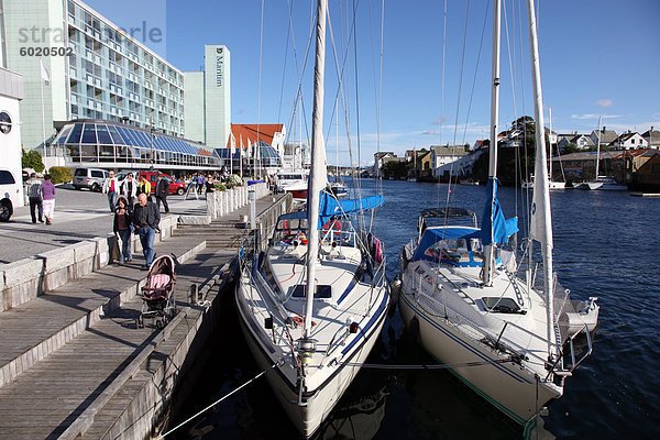 Yachten Ankern entlang der Hafenmauer  Haugesund  West-Norwegen  Skandinavien  Europa