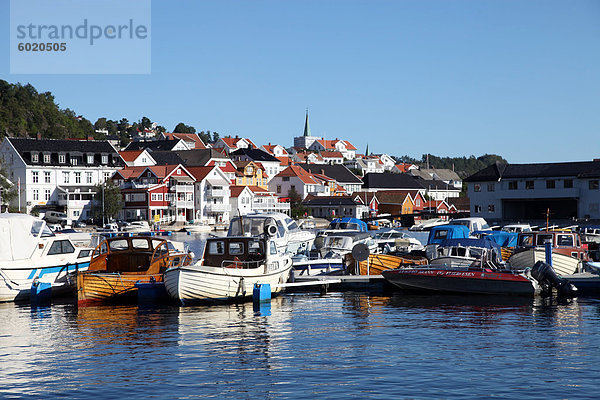 Lokale Boote eingepfercht in Hafen von Kragero  Süd-Norwegen  Skandinavien  Europa