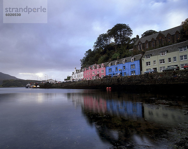 Portree Hafen und bemalten Häusern  Portree  Isle Skye  Innere Hebriden  Schottland  Großbritannien  Europa