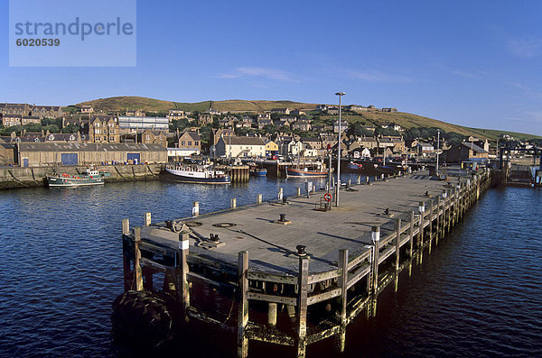 Hafen von Stromness  Morgenlicht  von der Fähre  Festland  Orkney Islands  Schottland  Vereinigtes Königreich  Europa