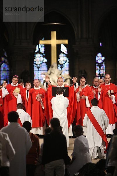 Priester weihen am Notre Dame Kathedrale  Paris  Frankreich  Europa