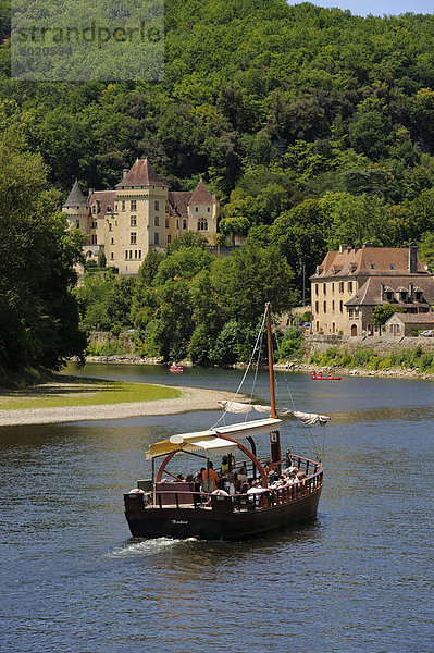 Caberre Boot auf dem Fluss Dordogne  La Roque-Gageac  Dordogne  Frankreich  Europa