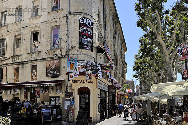 Plakate Werbung das Theaterfestival auf ein Gebäude mit Bildern gemalt  auf dem Windows  Avignon  Provence  Frankreich  Europa