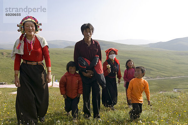 Familie auf Hügel in ethnischen Kleid  Tagong Grasland  Sichuan  China  Asien