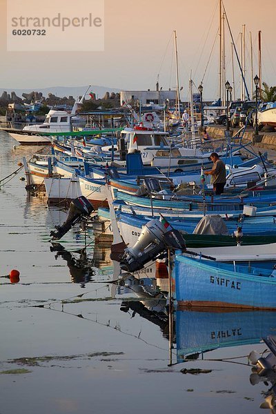 Linie von Fischerbooten in der Abenddämmerung im Hafen  Sozopol  Schwarzes Meer  Bulgarien  Europa