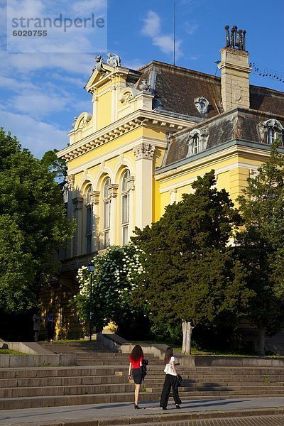 Fußgänger laufen in Knyaz Al Battenberg Platz vor der National Art Gallery  Sofia  Bulgarien  Europa