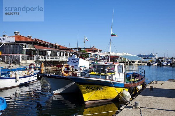Boote und Restaurants entlang dem Hafen Kais  Nessebar  Schwarzes Meer  Bulgarien  Europa
