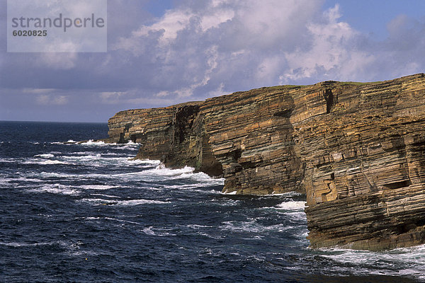 Felsige Küste in der Nähe von Yesnaby  Festland  Orkney Islands  Schottland  Vereinigtes Königreich  Europa